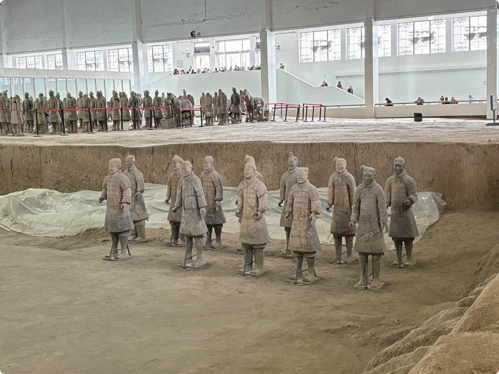 Статуи воинов