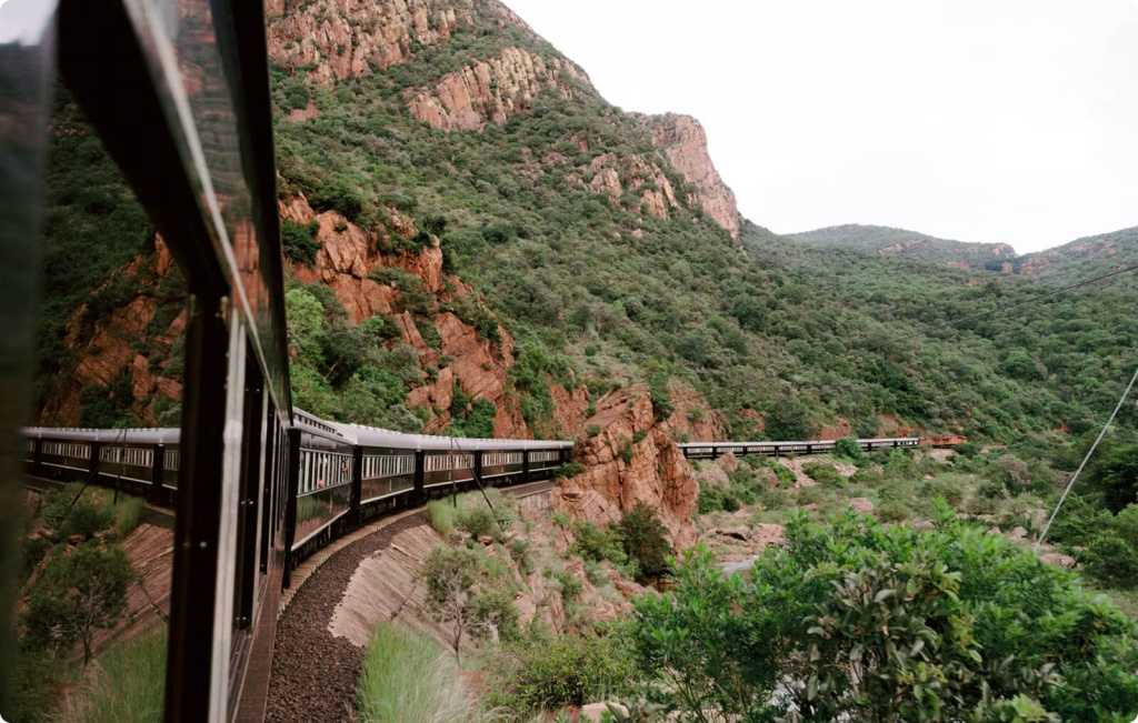 Поезд и горы