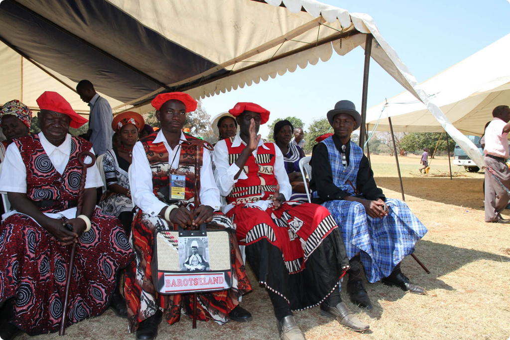 Люди в традиционных костюмах