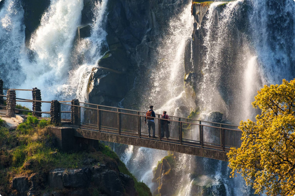 Мост и водопад