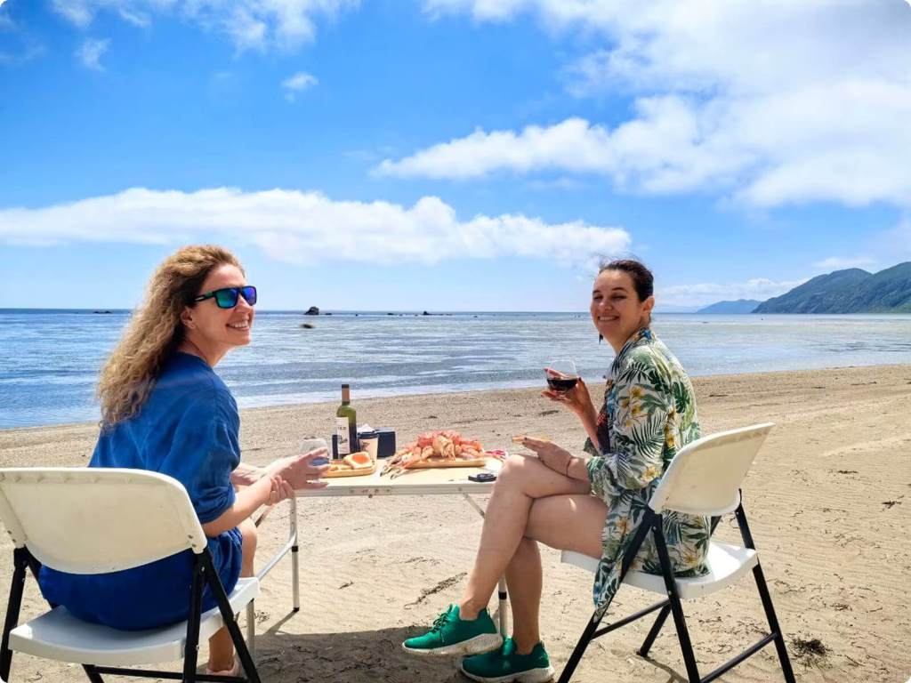 Две девушки на берегу