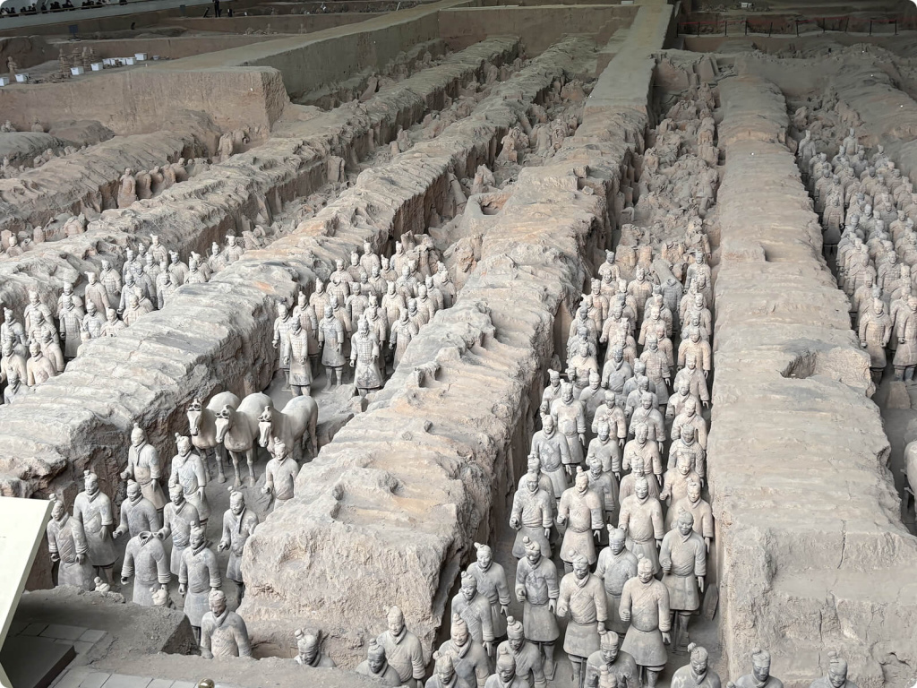 Статуи воинов