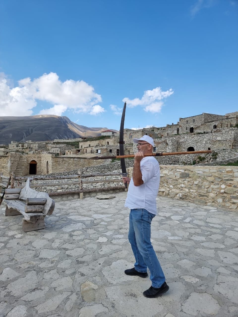 Ешь. Восхищайся. Люби. Путешествие по Кавказу. (4/230)