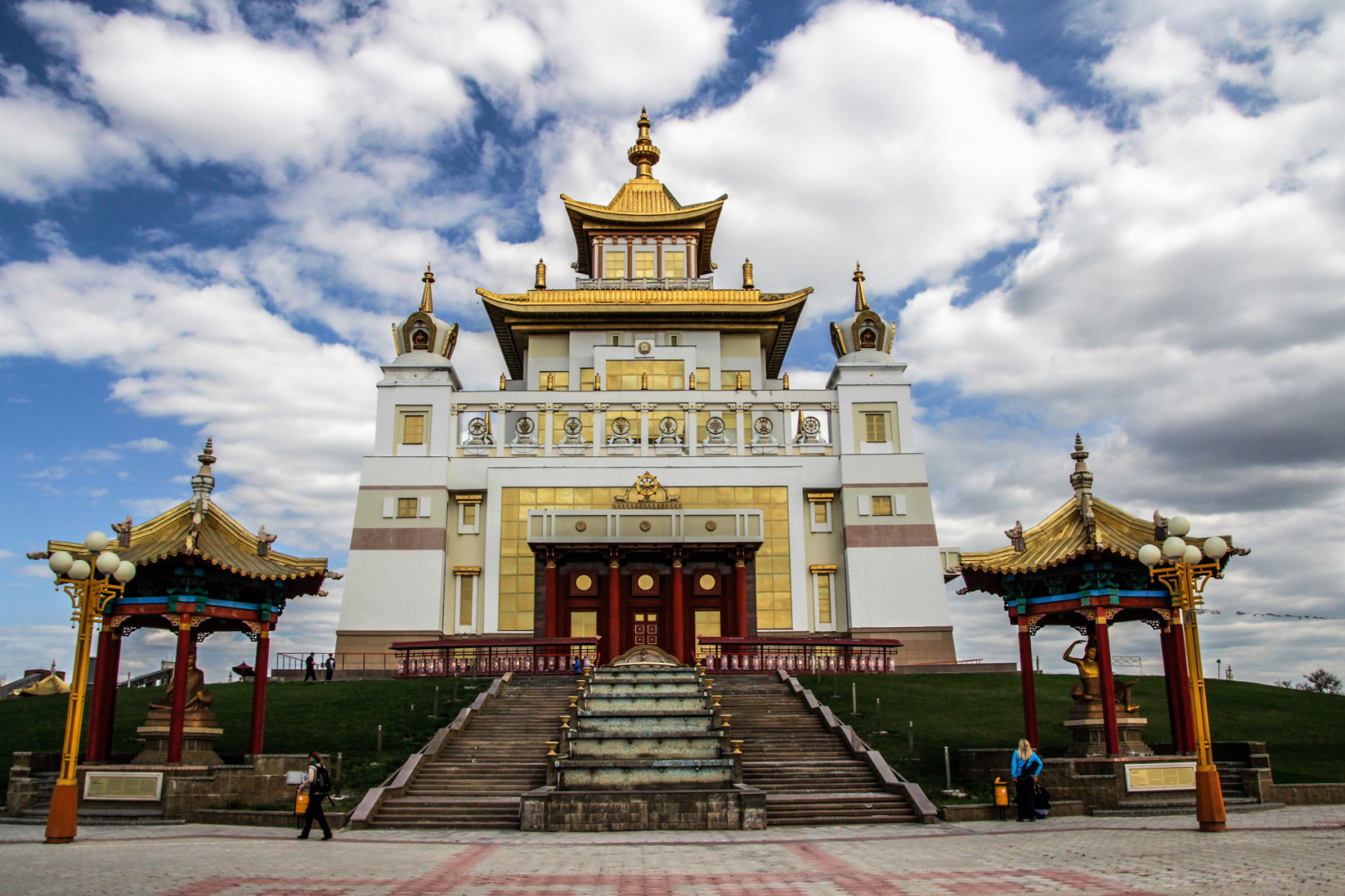 Весенняя Калмыкия: цветущая степь и северный буддизм (4/30)