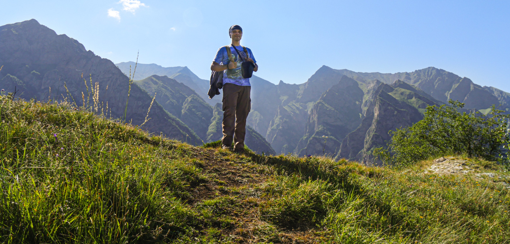 Йога для новичков в уединенных горах Кавказа. Походы без рюкзаков в комфорте (72/103)