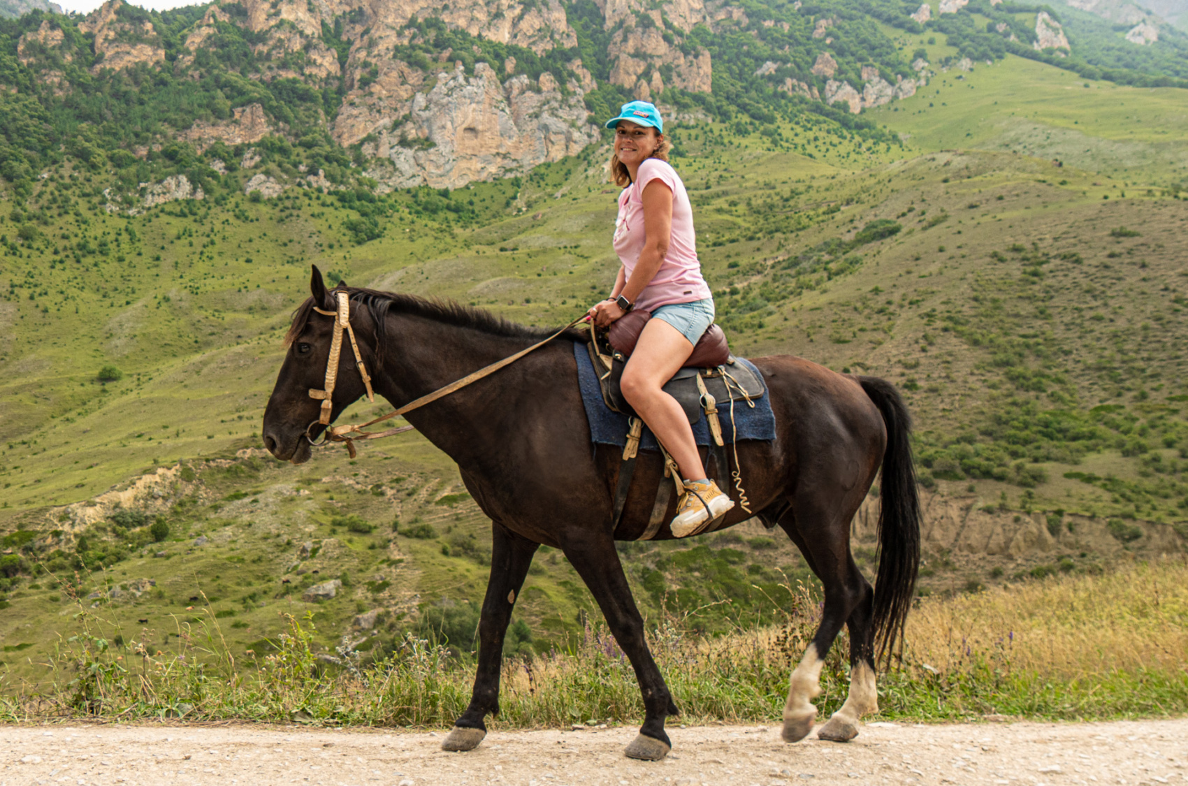 Йога для новичков в уединенных горах Кавказа. Походы без рюкзаков в комфорте (79/103)