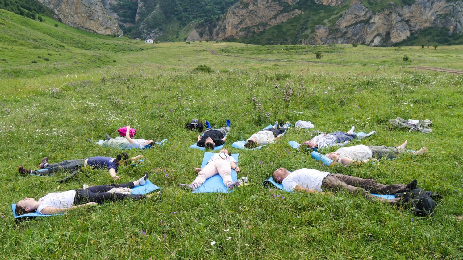 Йога для новичков в уединенных горах Кавказа. Походы без рюкзаков в комфорте (36/103)
