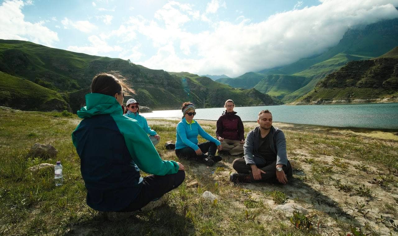 Йога для новичков в уединенных горах Кавказа. Походы без рюкзаков в комфорте (29/103)