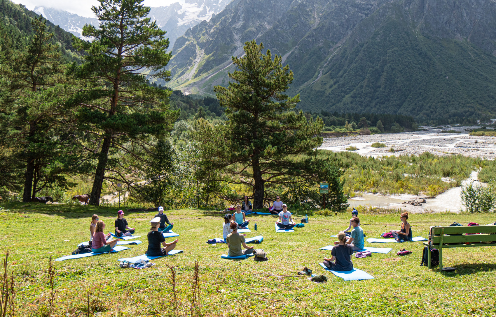 Йога для новичков в уединенных горах Кавказа. Походы без рюкзаков в комфорте (32/103)