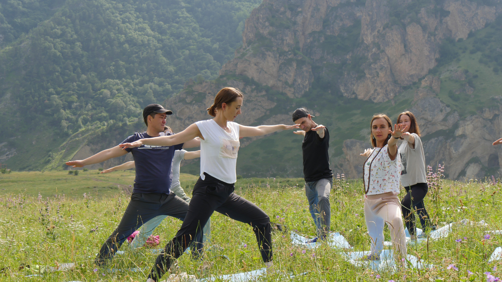 Йога для новичков в уединенных горах Кавказа. Походы без рюкзаков в комфорте (47/103)