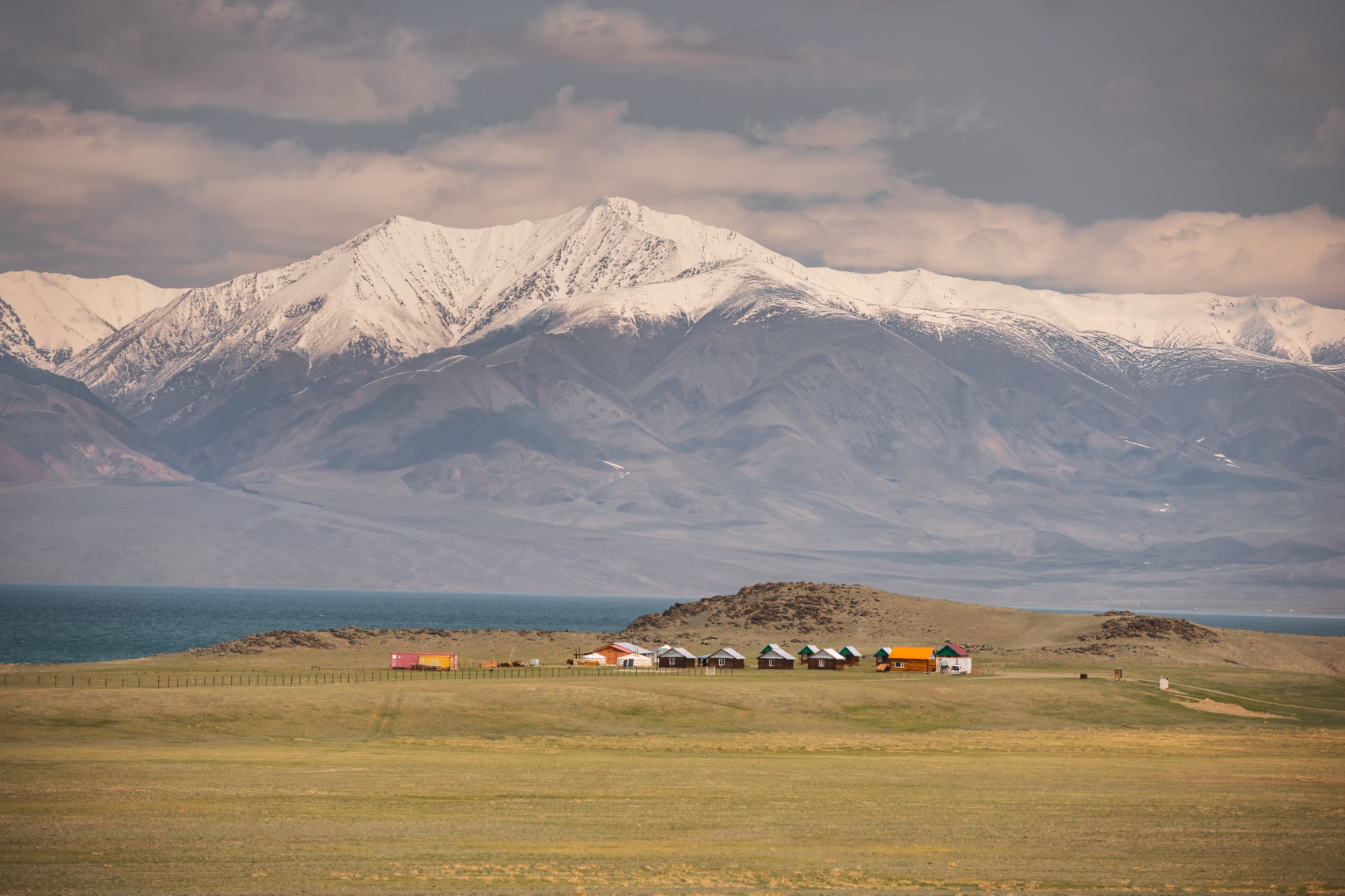 Большая Монголия. Горы, озера и пески (66/116)