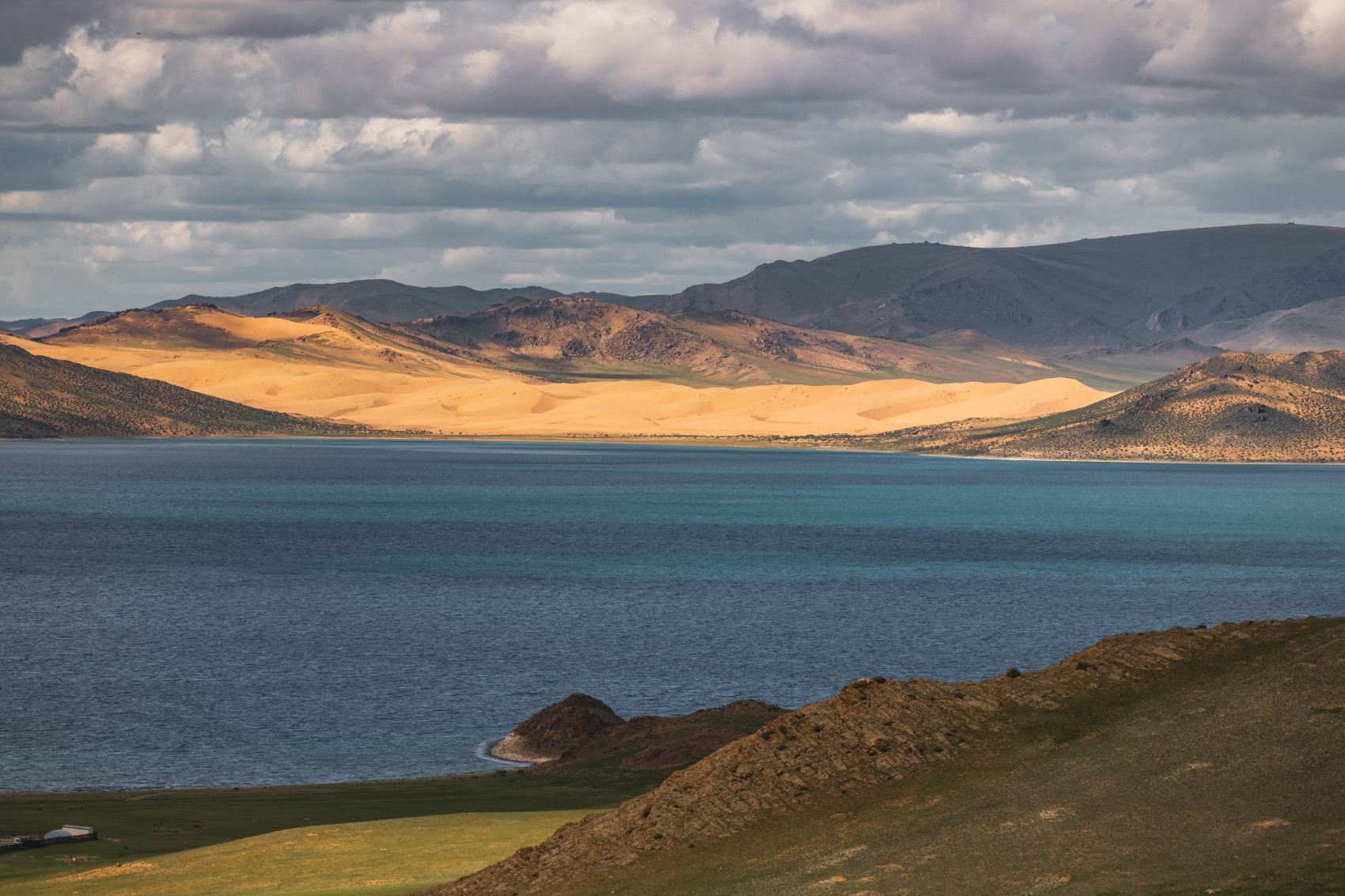 Большая Монголия. Горы, озера и пески (9/116)