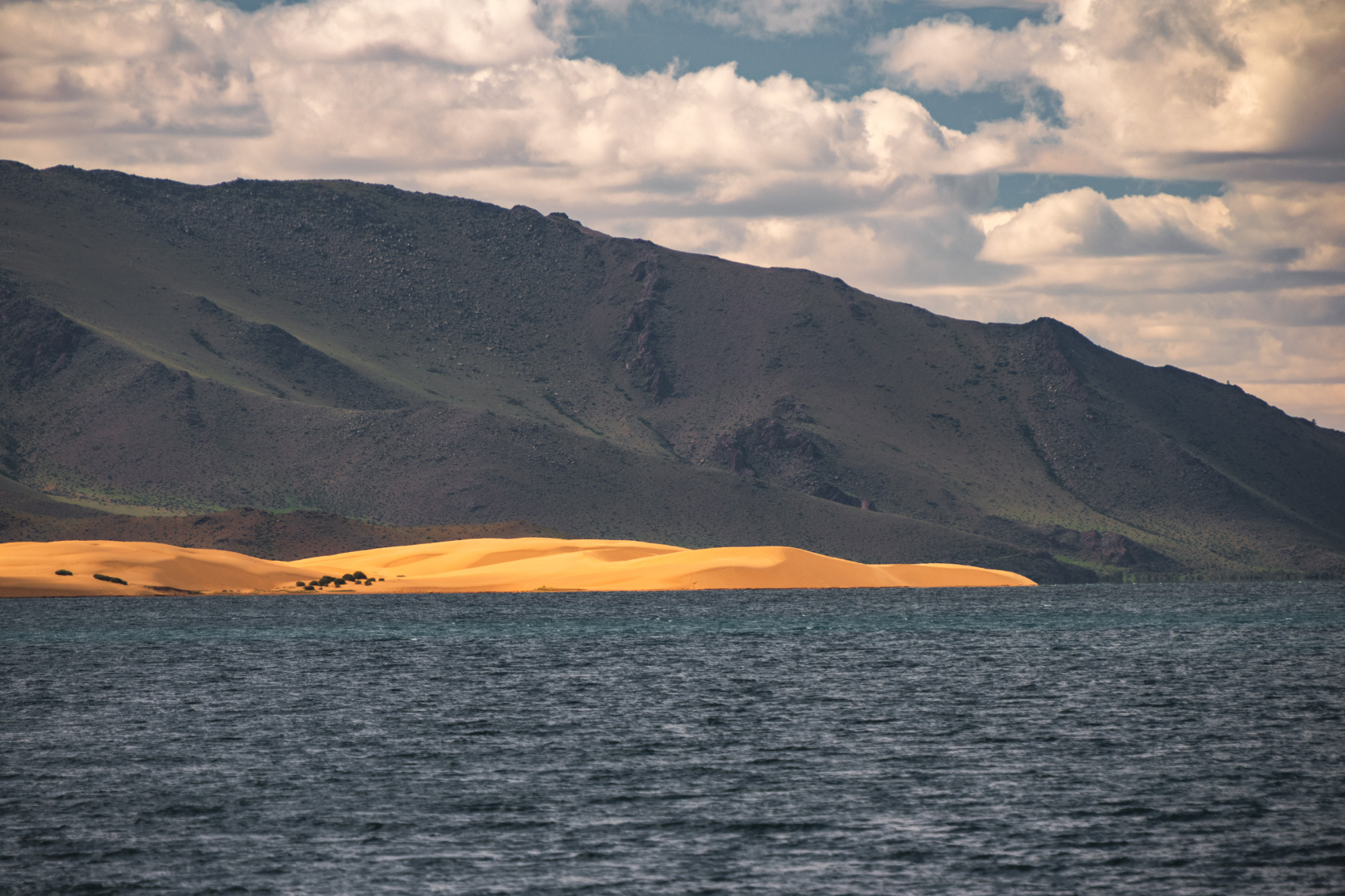 Большая Монголия. Горы, озера и пески (12/116)