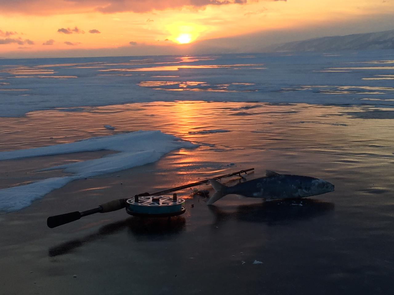 Подлёдная рыбалка на Байкале