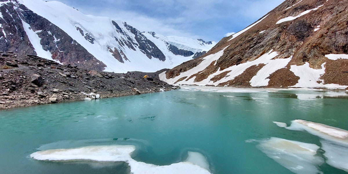 Горный лагерь на Алтае. Ущелье Актру (12/63)