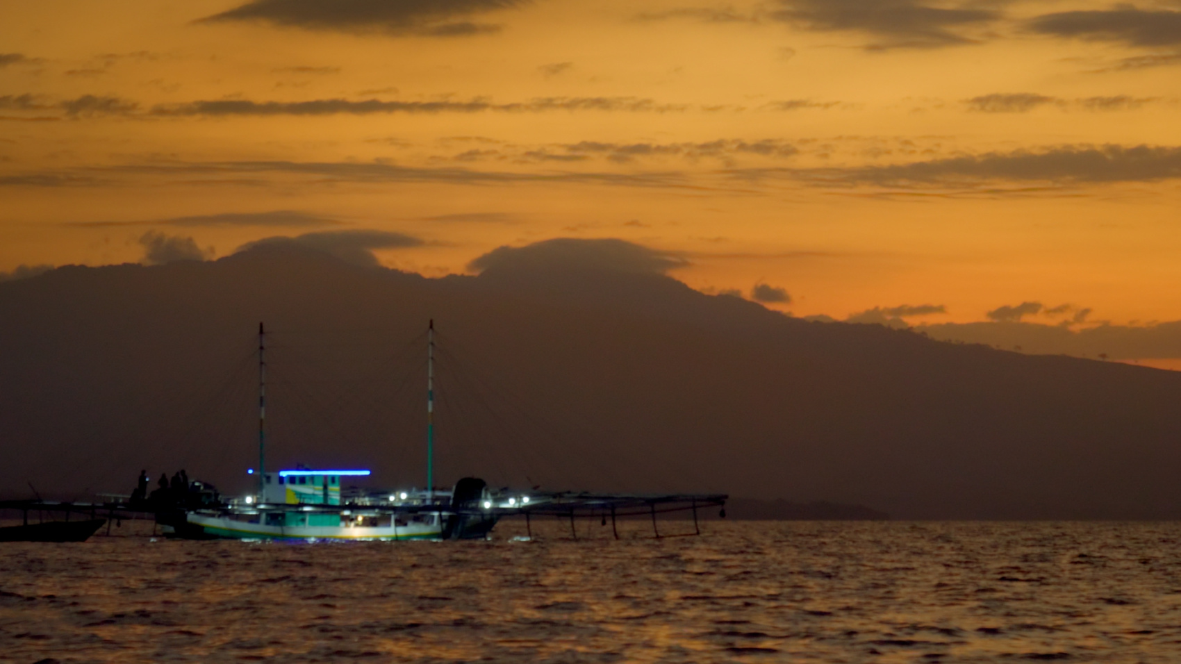 Плавание с китовыми акулами на Сумбаве (6/19)