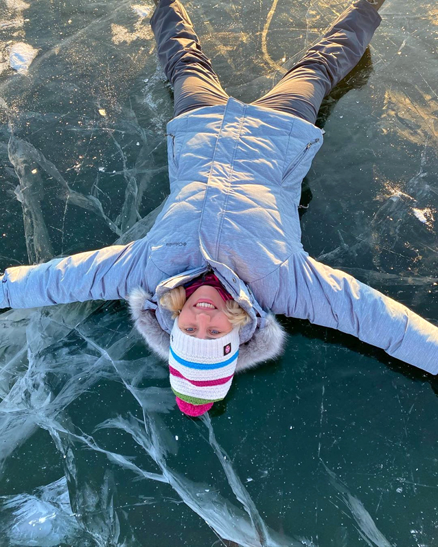 Зимний лед Байкала. Проживание на турбазе. (6/92)